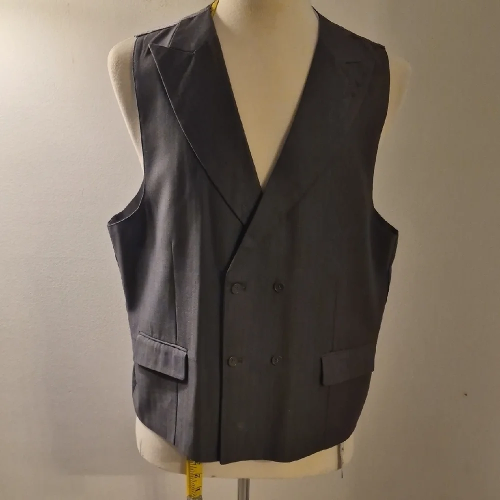 Elegant 3 Piece Double-Breasted Suit - Picture 4 of 11